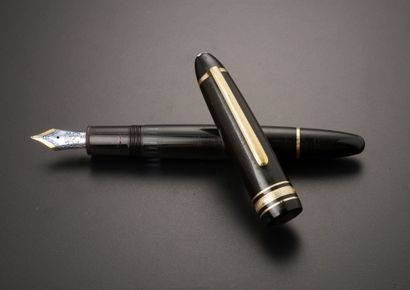 null MONTBLANC "Meisterstück n146".

Stylo plume modèle, le corps en résine noire,...