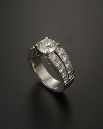 null Bague en or gris 18k et platine présentant un diamant de

taille brillant ancienne...