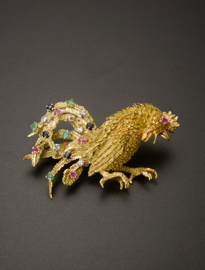 null 18k yellow gold fighting rooster brooch, the body fully carved, amatized and...
