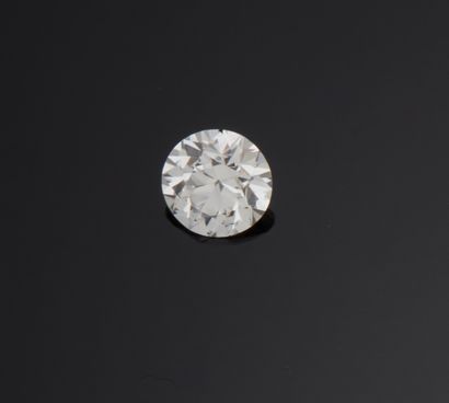 null Diamond on paper of round shape and old size.

Accompanied by a diamond analysis...