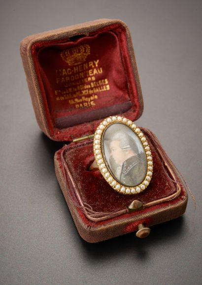 null 
Ring in pink gold low title 9k decorated with a miniature portrait of a man...