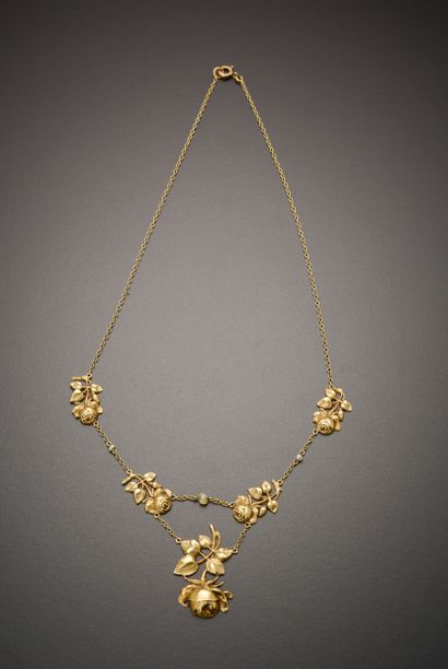 null 18k yellow gold drapery necklace decorated with fine roses, the mesh forçat...