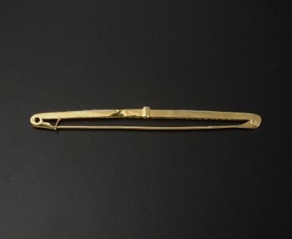 null Broche barrette en or jaune 18k, platine 800 millièmes alternant saphirs calibrés...