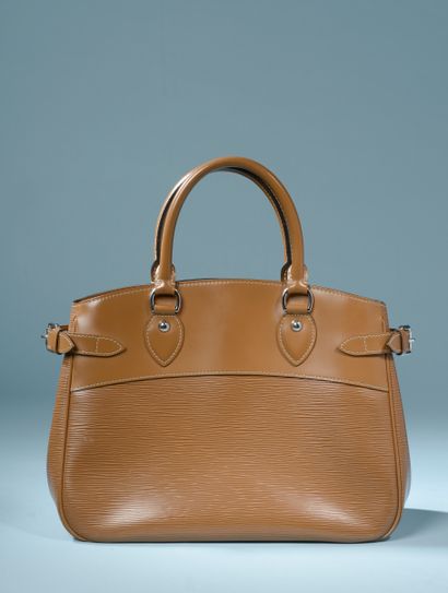 null LOUIS VUITTON "Passy".

Smooth leather and camel epis handbag, silver metal...