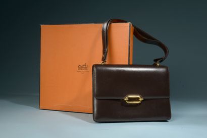 null HERMÈS "Fonsbelle".

Small brown leather handbag with two gussets and a flat...