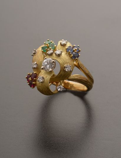 18k yellow gold ring decorated with mistletoe...