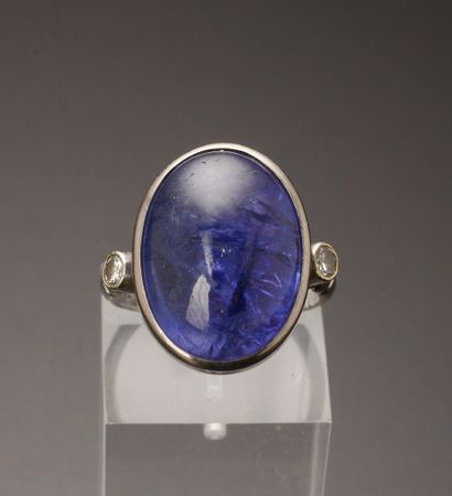 18k white gold ring presenting a large cabochon...
