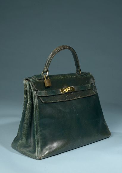 null HERMÈS "Kelly".

Green box calfskin bag, gold plated brass jewelry, padlock...