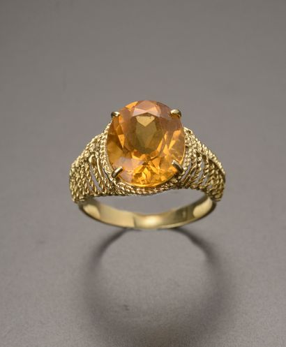 null 18k yellow gold ring set with an oval citrine, the setting filigree.

French...