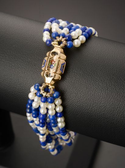 null Bracelet composé de sept rangs de perles de culture alternées de perles de lapis...