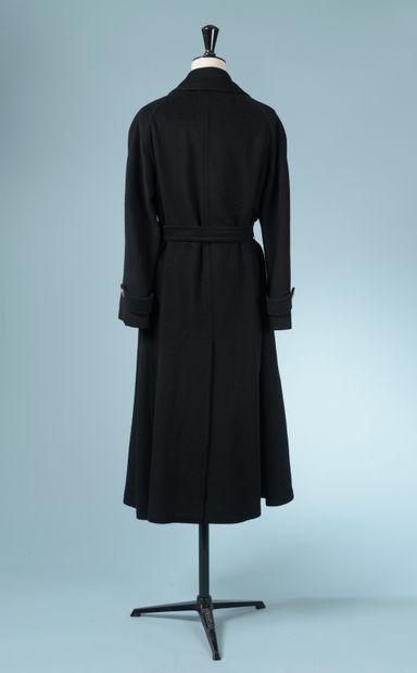 null CÉLINE "Cyrille".

Long coat in black cashmere, the straight cut tightened in...