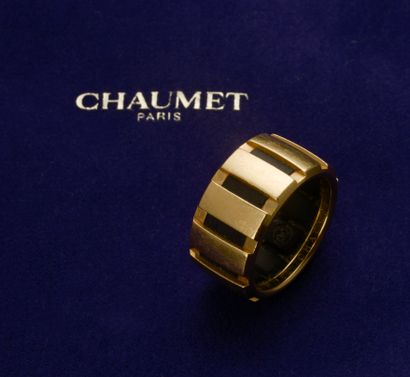 null CHAUMET "Class One".

Bague bandeau en or jaune 18k à décor ajouré de cannelures...