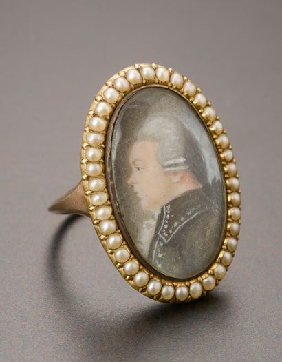 null 
Ring in pink gold low title 9k decorated with a miniature portrait of a man...