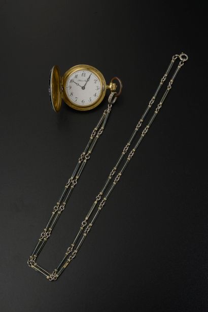 null 
Une montre de col en or jaune 18k et platine le boîtier guilloché et émaillé...