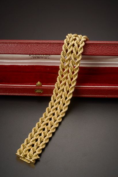 null Bracelet en or jaune 18k à quatre rangs de maille corde, le fermoir à cliquet...