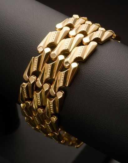 null Bracelet in 18k yellow gold with three rows of geometrical and sculpted links,...