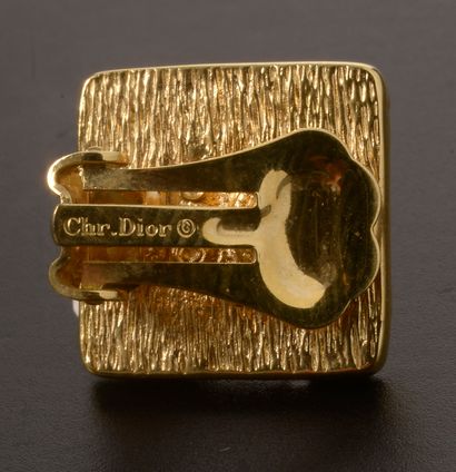 null CHRISTIAN DIOR.

Paire de clips d'oreilles carrés en métal doré et appliqués...