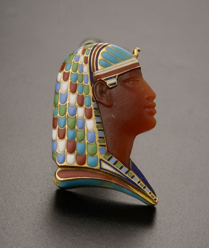 null Broche clip Egyptomania en or rose 18k présentant le profil d’un pharaon, le...