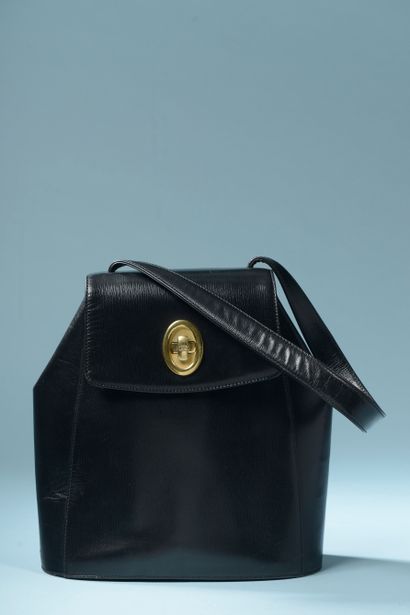 null CHRISTIAN DIOR.

Black leather bag, a handle to carry shoulder, the jewelry...