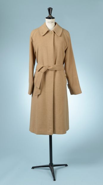 BURBERRY'S.

Long lady's coat in beige camel...
