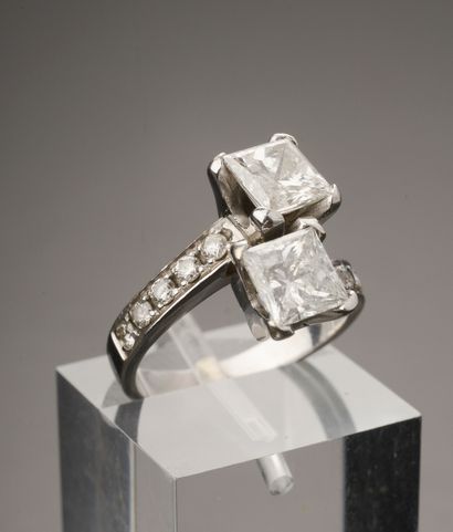 null Bague Toi et Moi en or gris 18k présentant deux diamants de taille princesse...
