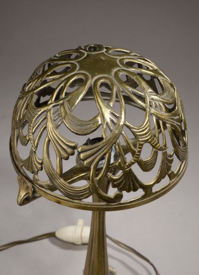 null Maurice DUFRENE (1876-1955).

Lampe à poser en bronze à décor végétal stylisé,...