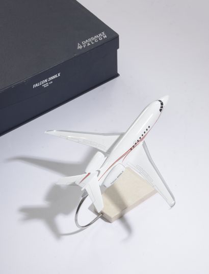 null DASSAULT AVIATION.

Maquette au 1/72e du Falcon 2000LX, en résine peinte, avec...