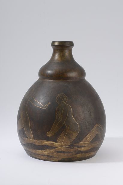 null Vase gourde en cuivre patiné brun nuancé à décor peint en dorure de femmes au...