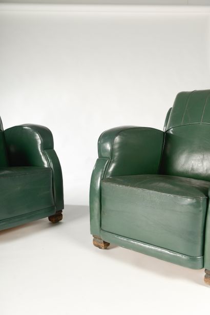 null Paire de fauteuils de fumoir entièrement garnis de cuir vert anglais, les accotoirs...