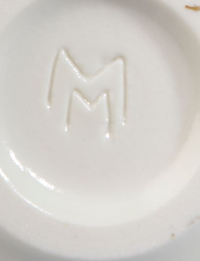 null Monique MAHAUX (née en 1939).

Vase ovoïde couvert en porcelaine blanche émaillée...
