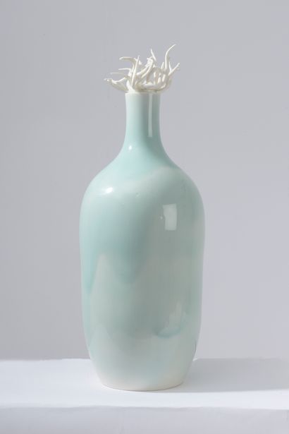 null Monique MAHAUX (née en 1939).

Grand vase bouteille en porcelaine blanche émaillée...