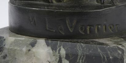 null Max LE VERRIER (1891-1973).

Bulldog assis.

Alliage métallique à patine noire...