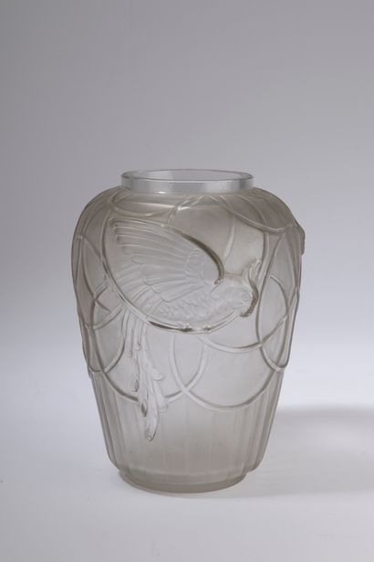 SABINO France. 

Vase out of moulded, pressed...