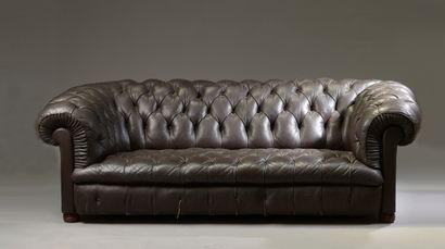 null Chesterfield" club sofa in black leather (missing a button and scratch). 

Around...