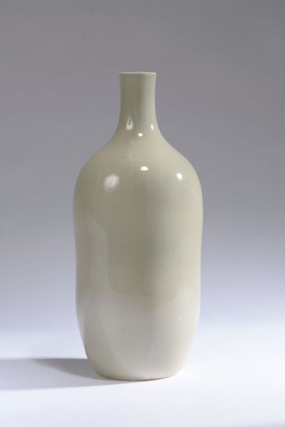 null Monique MAHAUX (née en 1939).

Grand vase bouteille en porcelaine blanche émaillée...