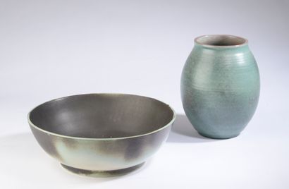 null Monique MAHAUX (née en 1939).

Deux vases, dont un couvert, et une coupe en...