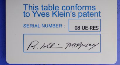 null Yves KLEIN (1928-1962).

Table IKB ® en Plexiglas et son contenu de pigment...