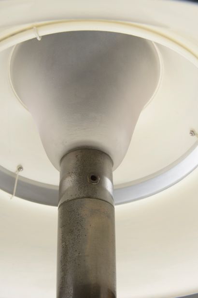null Jean PERZEL (1892-1986).

Lampe de bureau modèle "516", le fût conique en métal...