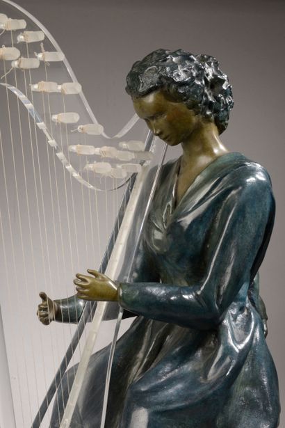 null Marie-Thérèse BEINEIX MAMMECIER (née en 1926). 

La harpiste.

Bronze à patine...