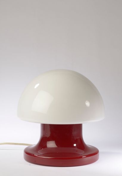 null Small mushroom lamp, the circular foot with doucine in garnet glass doubled...