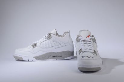 null NIKE.

Paire de sneakers Air Jordan IV "White Oreo" (2021) la chaussure gauche...