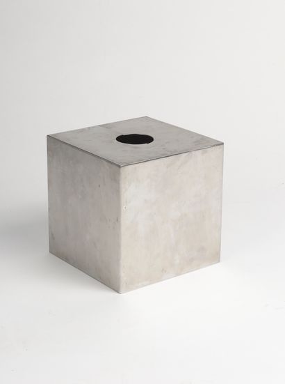 null Two small nesting tables in iron (oxidations) the legs and the holds of square...