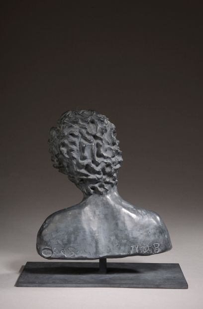null Attribué à Marie-Thérèse BEINEIX MAMMECIER (née en 1926). 

Buste de jeune homme.

Bronze...
