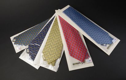 Ensemble de cinq cravates en soie comprenant...