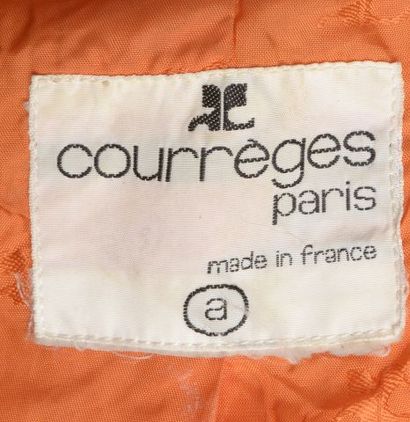 null COURRÈGES.

Blouson en vinyl orange, le col haut, silhouette droite et courte,...