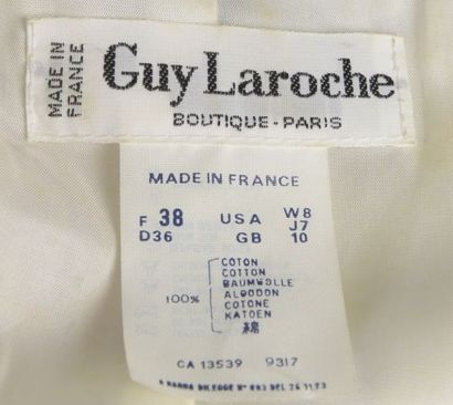 null Ensemble comprenant :

- GUY LAROCHE Boutique.

Veste en coton à motifs de fleurs...