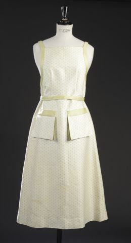 null COURRÈGES.

Robe longue en coton blanc et vert pomme, à bretelles, cintrée à...