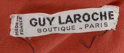 null GUY LAROCHE Boutique.

Oversized blouse in vermilion red silk fully embroidered...