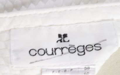 null COURRÈGES.

Dress in white waffle cotton, the boat neck applied with the initials...