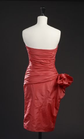 null VICKY TIEL.

Strapless dress in cherry red silk, gathered at the level of the...
